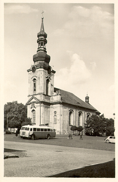 Diese Ansichtskarte aus der Mitte des 20. Jahrhunderts zeigt die 1776 eingeweihte barocke Kirche st. Petri und Pauli. In ihr fand am 29. Juni 1830 die liturgische Erstaufführung von Beethovens Missa solemnis statt.