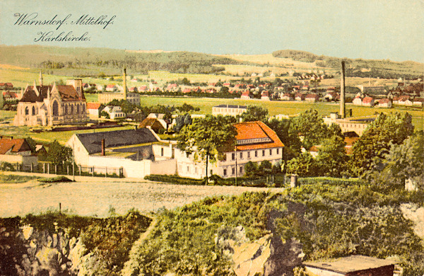 Auf dieser Ansichtskarte aus dem Jahr 1911 sieht man den früheren Mittelhof (No. 843) an der aus Dolní Podluží (Niedergrund) führenden Hauptstrasse. Links steht die damals gerade fertiggestellte, dem hl. Karl Boromäus geweihte Kirche.