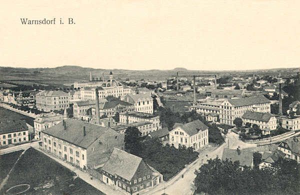 Diese Ansichtskarte aus der Zeit vor dem Ersten Weltkrieg zeigt den Nordwestteil der Stadt im Blick vom Turm der Peter-Paulskirche. Im Vordergrund ist der Park am Stadtplatz mit dem grossen Gebäude des „Collosseum“ und im Hintergrund fällt das monumentale Realschulgebäude mit seinem Türmchen ins Auge.