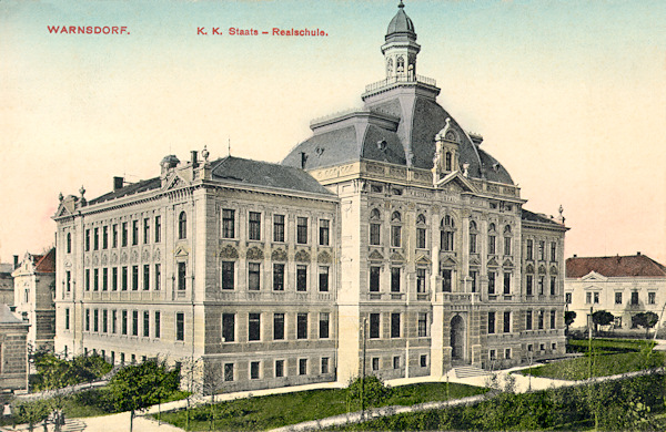 Pohlednice z roku 1909 zachycuje novorenesanční budovu reálné školy ve Střelecké ulici, otevřenou 19. září 1907.