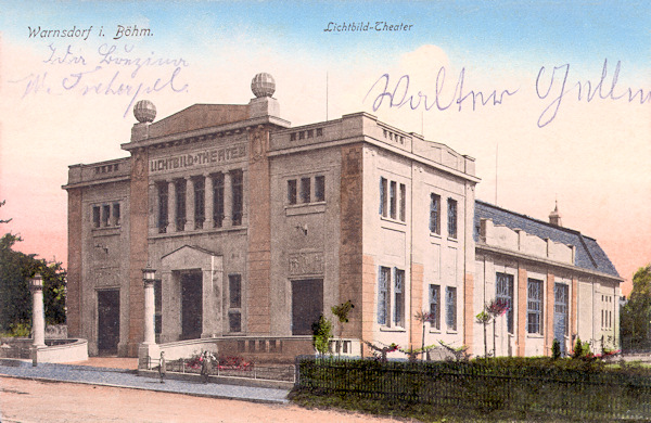 On this picture postcard we see the former cinema, the house of which up to now is standing in the Generála Svobody-street.