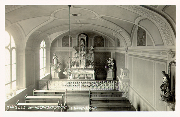 Pohlednice z počátku 30. let 20. století zachycuje interiér kaple, upravené v horním patře bývalého Mariánského ústavu v Mariánské ulici.