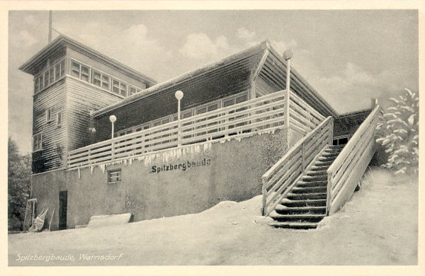 Na této zimní pohlednici vidíme třetí restauraci na vrcholu Špičáku. Chata přečkala 2. světovou válku, ale po ní ji využívala pohraniční stráž a někdy v 50. letech definitivně vyhořela.
