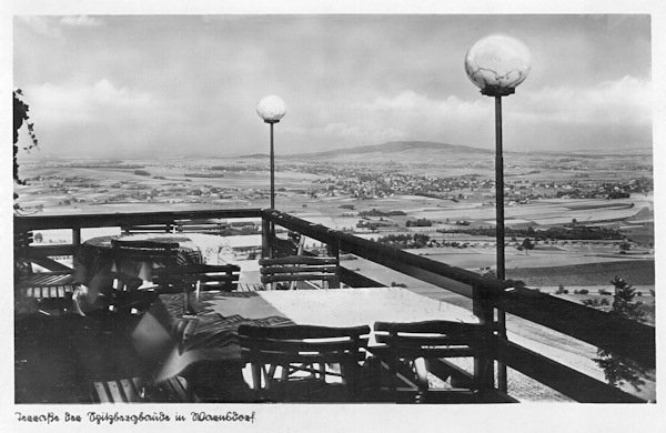 Diese Ansichtskarte aus den 30er Jahren des 20. Jh. stellt die Aussicht von der Terasse der Spitzbergbaude nach Norden auf Leutersdorf und den Kottmar dar.