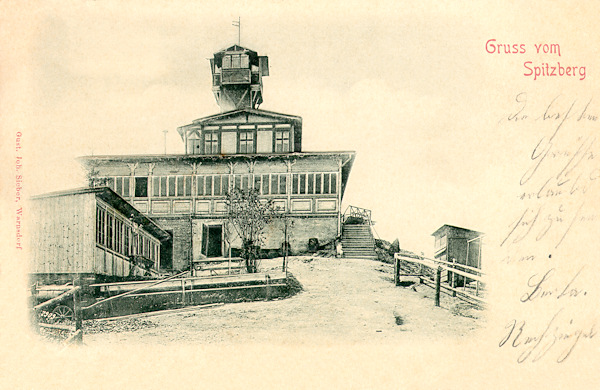 Tato pohlednice představuje restauraci s rozhlednou na Špičáku několik let před požárem 26. listopadu 1905.