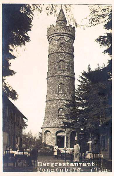 Auf dieser Ansichtskarte sieht man den steinernen Aussichtsturm auf dem Gipfel des Jedlová (Tannenberg). Nach dem 2. Weltkrieg verfiel der Tum allmählich, bis er nur noch eine Ruine war. Erst im Jahre 1993 wurde er von den Eheleuten Krejčí erneuert und zwei Jahre später wurde auch das danebenstehende Gasthaus wieder eröffnet.