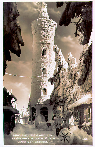 This postcard records the winter atmosphere at the summit of the Jedlová hill. The place before the snow-covered look-out tower is decorated by several snowy creations.