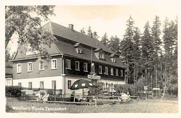 Auf dieser Ansichtskarte sieht man die ehemalige Waldheim-Baude, deren Geäude noch heute am Westrand der Gemeide steht.