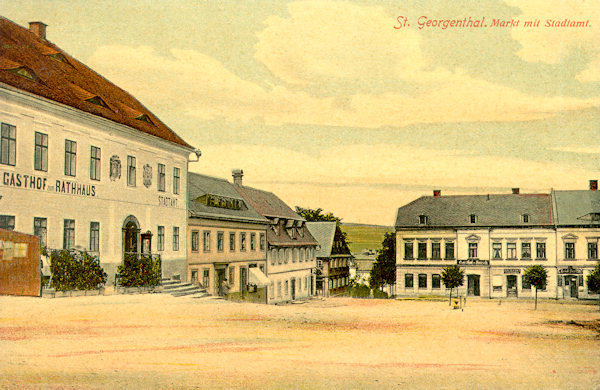 Na pohlednici z roku 1916 vidíme, jak vypadala severozápadní část náměstí na počátku 20. století. V popředí vlevo je radnice s hostincem, zbořená spolu s oběma sousedními domy v roce 1966.