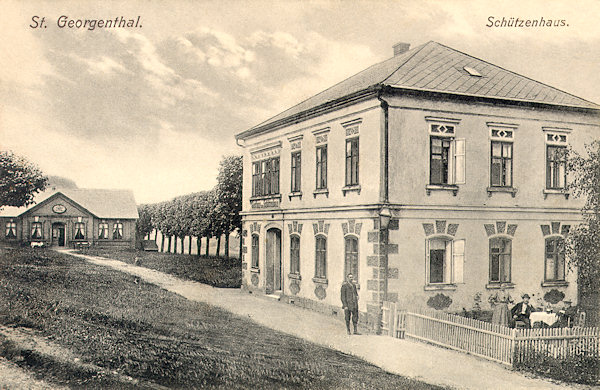 Auf dieser Ansichtskarte aus der ersten Hälfte des 20. Jahrhunderts sieht man die ehemalige Schiessstätte am Fusse des Křížová hora (Kreuzberg), deren Gebäude unter dem Gewicht der grossen Schneemengen des Jahres 1960 einstürzte.