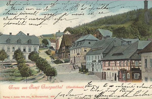 Tato pohlednice zachycuje domy v jihozápadní části náměstí a v přilehlé ulici, vedoucí pod Křížovou horu.