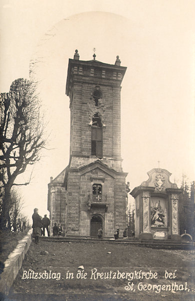 Diese Ansichtskarte zeigt die 1929 vom Blitz beschädigte Heilige-Kreuz-Kapelle auf dem Gipfel des Křížová hora (Kreuzberg).