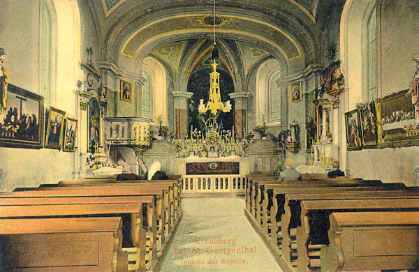 Na pohlednici z roku 1908 vidíme interiér kaple sv. Kříže.