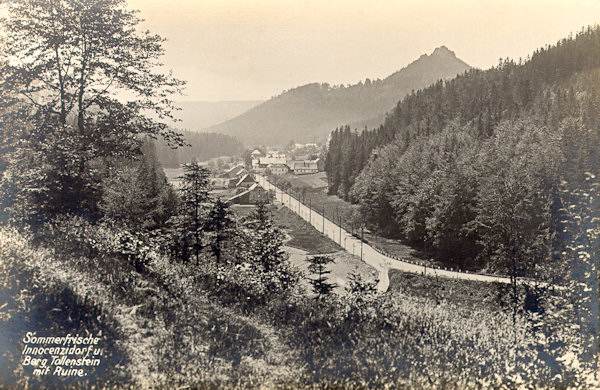 Auf dieser Ansichtskarte von 1916 ist das Tal mit der Gemeinde Lesná (Innozenzidorf) vom Norden gesehen. Im Hintergrund ragt die Felsklippe mit der Ruine der Burg Tolštejn (Tollenstein) empor.