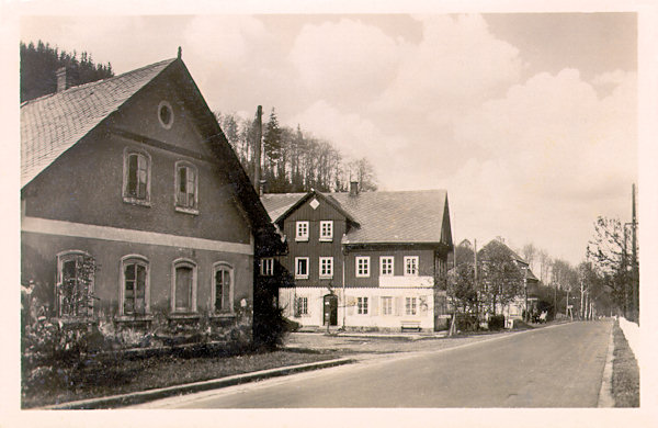 Auf der Ansichtskarte aus der Zeit nach 1945 ist der untere Teil von Lesné (Innozenzidorf), wo nach der Fertigstellund der Kaiserstrasse viele Einkehrgasthäuser entstanden sind. Einige von ihnen trugen in ihrer Bezeichung den Namen des nahen Berges Schöber (Stožec), was auch für die heutige Pension Starý Stožec (Alt Schöber, in der Bildmitte) zutrifft.