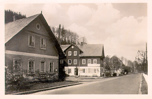 Na pohlednici z doby po roce 1945 je dolní část osady Lesné, v níž po dokončení císařské silnice vznikly četné zájezdní hostince. Několik z nich má ve svém názvu jméno blízkého kopce Stožec, což platí i pro dnešní penzion Starý Stožec uprostřed obrázku.