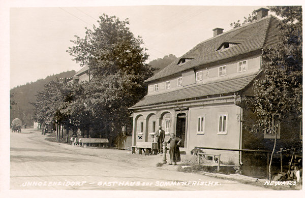 Die Ansichtskarte aus 1926 zeigt das noch heute stehende Haus, in welchem sich früher die Gaststätte „Zur Sommerfrische“ befand.