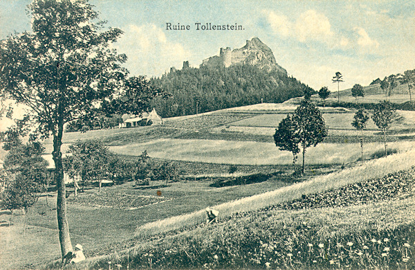 This picture postcard from 1925 shows the view of the ruins of castle Tolštejn from the street coming uphill from Jiřetín.