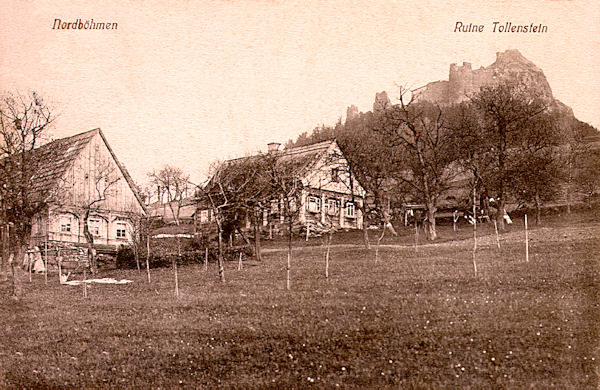 Pohlednice z roku 1914 zachycuje staré roubené domy na severním svahu pod zříceninou hradu Tolštejna.