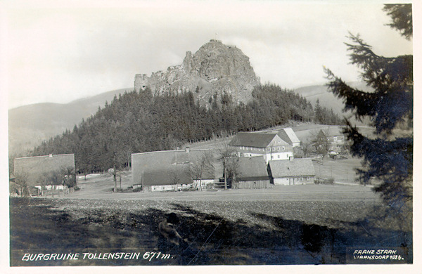 Pohlednice z roku 1926 zachycuje zříceninu Tolštejna se skupinou domů u staré cesty v sedle pod hradem.