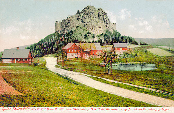 Na této pohlednici z roku 1901 je pod skaliskem se zříceninami Tolštejna dobře vidět bývalá usedlost rychtáře.
