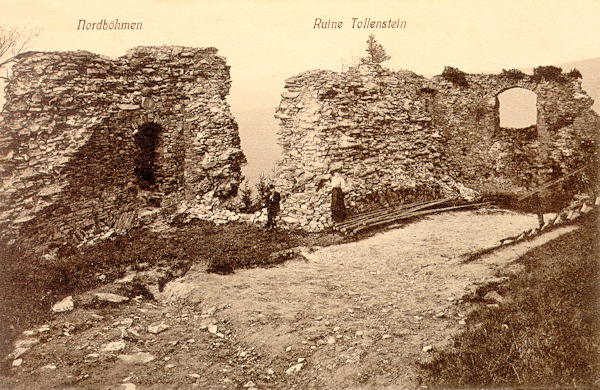 Tato pohlednice z doby kolem roku 1910 zachycuje zbytky hradeb na severní straně hradu.