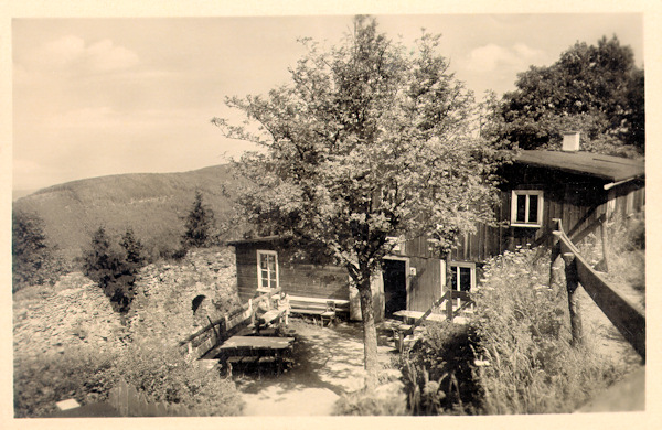 Pohlednice z roku 1954 zachycuje kdysi velmi oblíbenou hradní restauraci na Tolštejně, kterou dlouhá léta provozovala rodina Münzbergů. Hostinec dnes již opět funguje.
