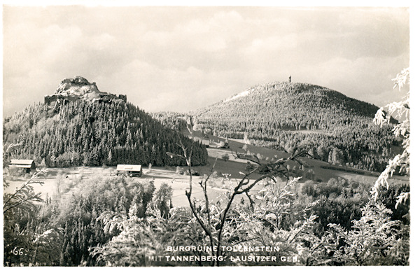 Zimní pohlednice zachycuje zříceninu hradu Tolštejna od Čertovy pláně. V pozadí je hora Jedlová.