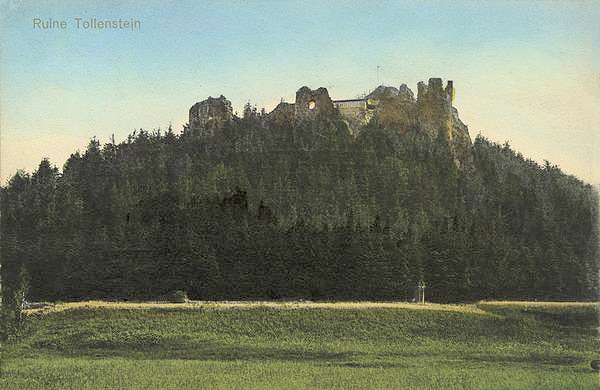 Na této pohlednici vidíme návrší se zříceninami hradu Tolštejna ze severní strany.