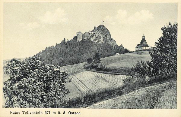 Auf dieser Ansichtskarte sieht man die Ruine des Tolštejn (Tolenstein) mit dem früheren Glockentürmchen, das heute als Erholungsbaude dient.