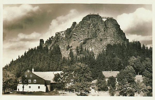 Tato pohlednice zachycuje hradní skálu s vrcholovou vyhlídkou a starou rychtu na úpatí.