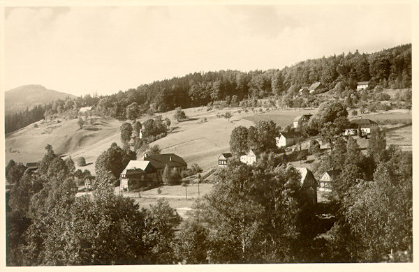 Diese Ansichtskarte zeigt die über das Talgehänge verstreuten Häuser von Dolní Falknov (Nieder-Falkenau).