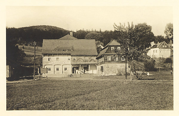 Diese Ansichtskarte zeigt das1668 gegründete ehemalige Dorfgericht in Dolní Falknov (Nieder-Falkenau), das Geburtshaus des berühmten Geologen und Mineralogen F. X. M. Zippe. Noch nach dem zweiten Weltkriege befand sich darin die Gaststätte „U Zlatokopa“ (Zum Goldgräber), 1963 wurde das baufällige Haus abgerissen.