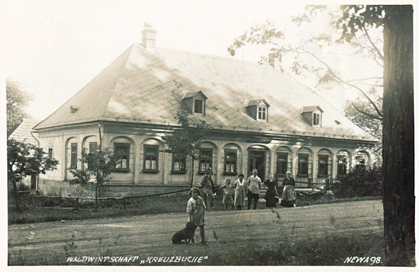 Na historické pohlednici z doby kolem roku 1910 je bývalý hostinec v sedle U Křížového buku.