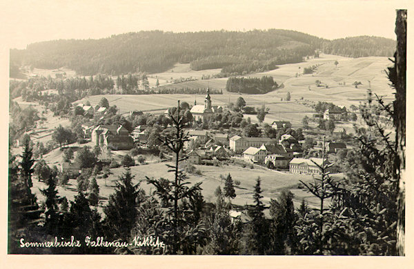 Die Ansichtskarte von Kytlice (Kittlitz) aus der ersten Hälfte des 20. Jahrhunderts zeigt einen Blick auf die Ortsmitte mit der Kirche des hl. Anton von Padua.