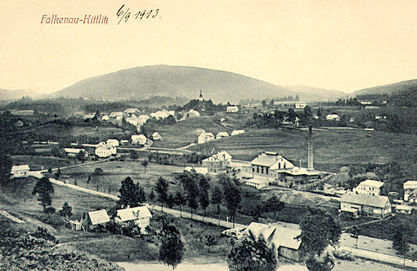 Diese Ansichtskarte von 1913 ziegt die heute bereits eingegangene Rudolfshütte und das weiter entfernte Zentrum von Kytlice (Kittlitz) mit der Kirche. Die im Vordergrunde an der Strasse stehenden Häuser gehören schon zu Dolní Falknov (Nieder-Falkenau).