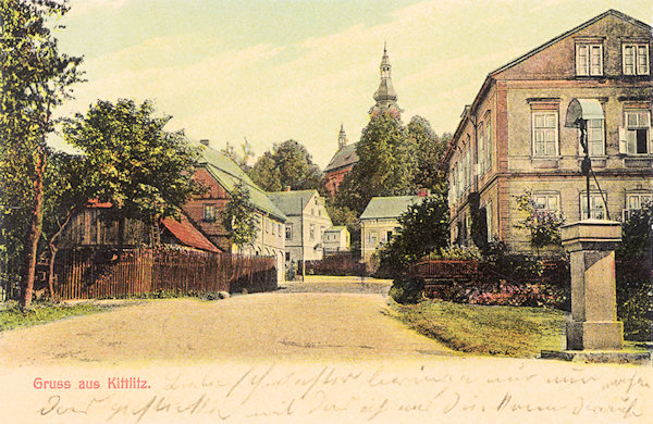Diese Ansichtskarte vom Anfang des 20. Jh. zeigt das Ortszentrum mit der neuen Schule (rechts). Im Hintergrund ist die Kirche des hl. Antonius v. Padua.