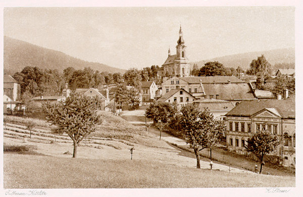 Auf dieser Ansichtskarte aus den 30er Jahren des 20. Jh. sieht man das Zentrum von Kytlice (Kittlitz) mit der Kirche. An der Strasse im Vordergrund steht das ehemalige Vettersche Gasthaus.