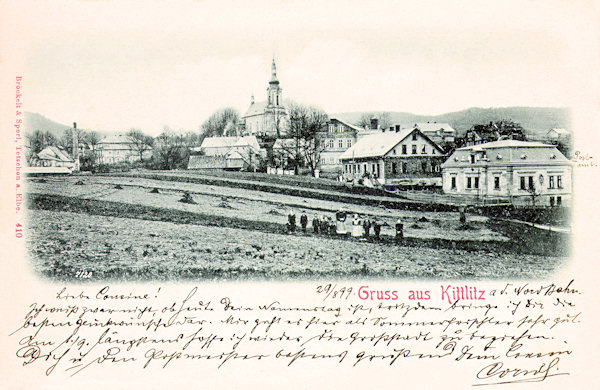 Diese Ansichtskarte aus 1899 zeigt das Ortszentrum von Kytlice (Kittlitz) mit der Kirche des hl. Antonius v. Padua.