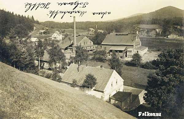 Auf dieser Ansichtskarte sieht man die Glashütte „Marienhütte“ im nordöstlichen Teil von Falknov (Falkenau).