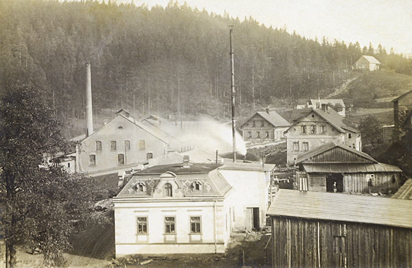 Diese Ansichtskarte zeigt die Häuser im Oberort von Falknov (Falkenau) mit dem Gelände der früheren Marienhütte im Hintergrund.