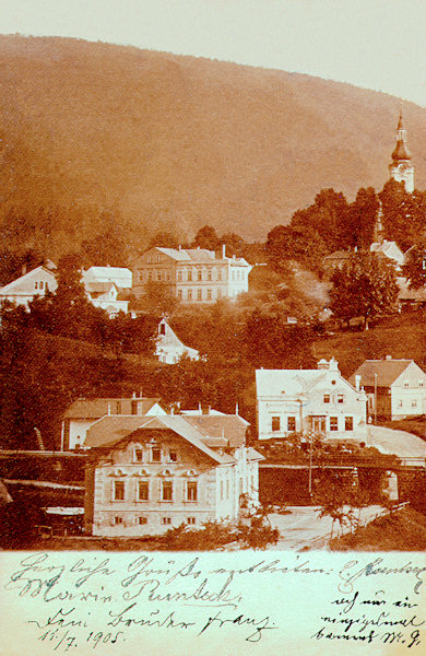 Auf dieser Ansichtskarte von 1905 sieht man die Häuser um die Bahnhaltestelle und weiter entfernt das Ortszentrum mit der Kirche und dem herausragendem Gebäude der Schule.