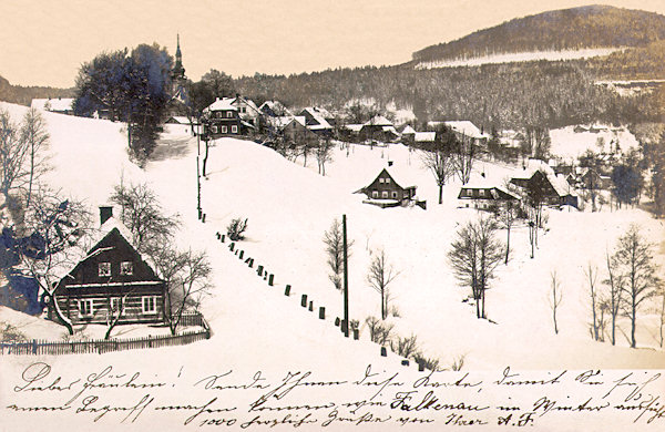Tato zimní pohlednice z roku 1905 zachycuje Kytlice od jihu. V pozadí vyčnívá vrch Sokol.