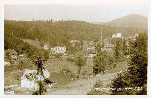 On this picture postcard you see the eastern part of Mlýny with the former glass factory „Theresienhütte“.