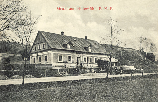 This picture postcard from 1922 shows the former Sauermann´s inn „Zur Böhmischen Nordbahn“ (Bohemian Northern Railway) which later was renamed to „Blauer Stern“ (Blue star). It is not far from the railway station and preserved its original resemblance notwithstanding it already a long time does not serve to its former purpose.