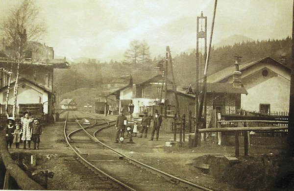 Diese Ansichtskarte zeigt den Bahnhof in Mlýny (Hillemühl) um 1900 aus der Richtung von Jedlová (Tannenberg).