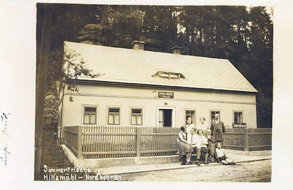 Auf dieser Ansichtskarte sieht man das Häuschen des Schusters Eduard Bienert, der auch Unterkunft in Fremdenzimmern anbot. Heute dient es nur als Wochenendhaus.