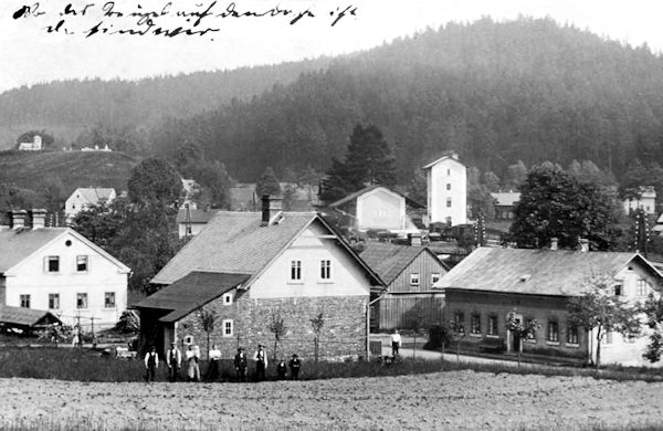 Auf dieser Ansichtskarte aus den Jahren um 1940 sieht man die Häuser in der Umgebung des Bahnhofes, denen der hohe Wasserturm auf dem Bahnhof dominiert. Im Hintergrund links ist die Anhöhe mit dem Friedhof.