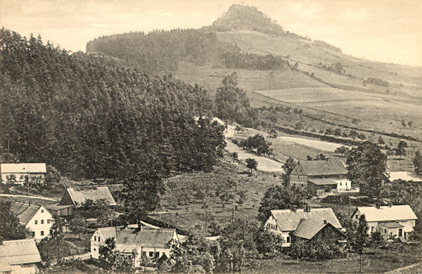 Diese Ansichtskarte von 1925 bildet einige Häuser von Dolní Prysk (Nieder-Preschkau) mit der Dominante des Střední vrch (Mittenberg) im Hintergrunde ab.