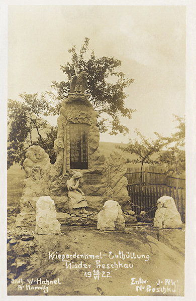 Diese Ansichtskarte wurde zum Andenken an die feierliche Enthüllung des Gefallenendenkmals am 18. Juni 1922 herausgegeben. Das bis heute erhalten gebliebene Denkmal steht an der Strassenkreuzung an der Schule.